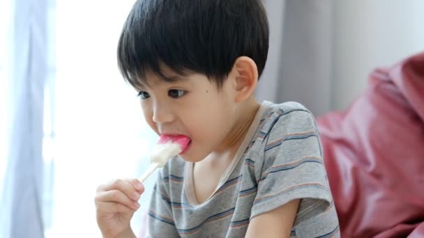 Menino Asiático Está Comendo Delicioso Sorvete Uma Cadeira — Vídeo de Stock
