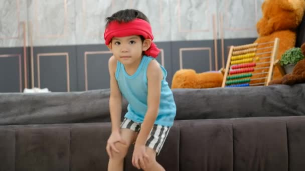 Băiat Asiatic Rezervor Top Făcând Exerciții Fizice Existat Prosop Transpirație — Videoclip de stoc
