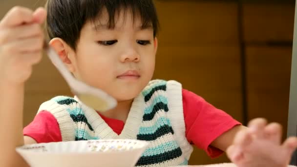 Das Gesicht Eines Asiatischen Kindes Das Reis Isst — Stockvideo