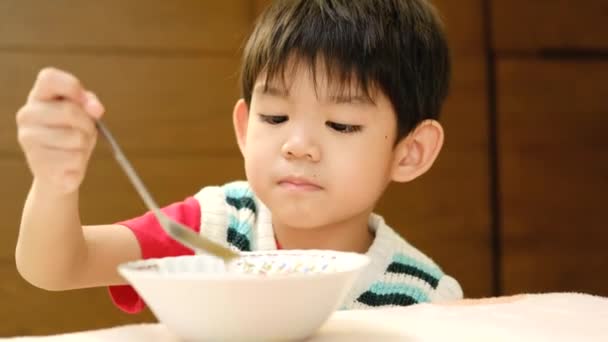 Visage Enfant Asiatique Mangeant Riz — Video