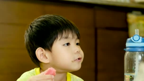 Wajah Seorang Anak Asia Makan Sosis — Stok Video