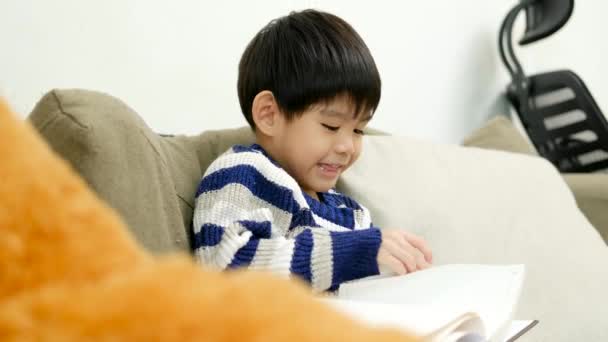 Asijský Chlapec Čtení Knihy Pohovce Učení Mimo Třídu — Stock video