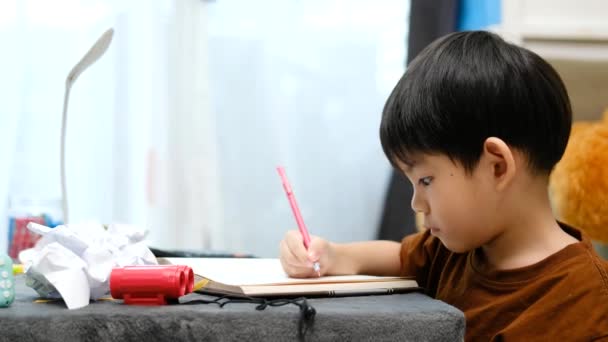 Asiatischer Junge Zeichnet Auf Tisch Und Auf Dem Tisch Lag — Stockvideo