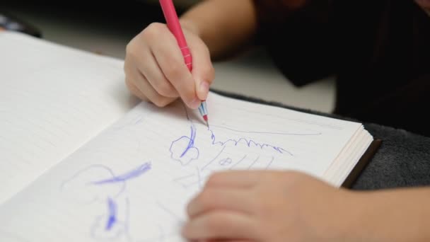 Азиатский Мальчик Рисовал Столе Столе Остался Клочок Бумаги — стоковое видео