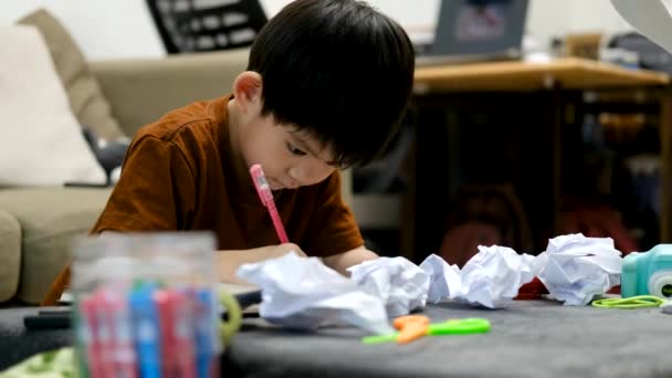 Asijský Chlapec Kreslil Stůl Stole Zůstal Kus Papíru — Stock video