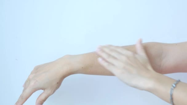 有护肤霜的妇女手臂等待护肤按摩 — 图库视频影像