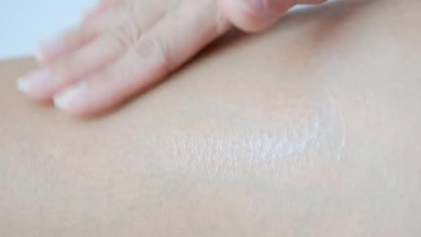 Frauenschenkel Mit Hautcreme Wartet Auf Hautpflege Einreiben — Stockvideo