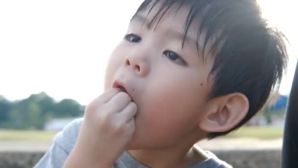 Cara Feliz Chico Asiático Comiendo Dulces Chocolate — Vídeos de Stock