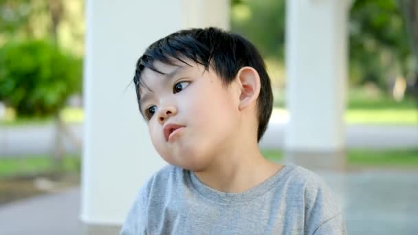 Šťastná Tvář Asijského Chlapce Jíst Čokoládové Bonbóny — Stock video