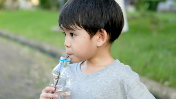 Asiático Niño Bebiendo Agua Una Botella Sostenida Por Madre — Vídeos de Stock