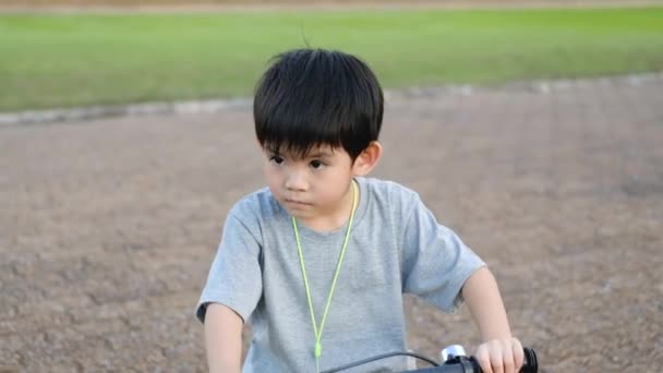 亚洲男孩在公园里玩自行车 — 图库视频影像