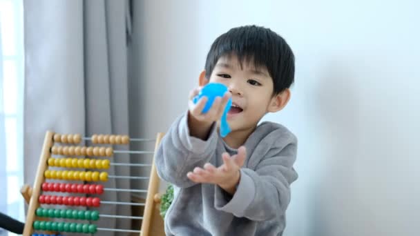 Asijský Chlapec Baví Hrát Slam Podlaze Učení Mimo Třídu — Stock video