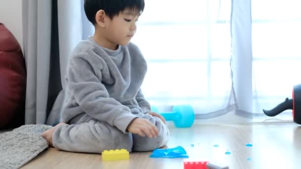 Asiatisk Dreng Har Det Sjovt Spille Slam Gulvet Læring Uden – Stock-video