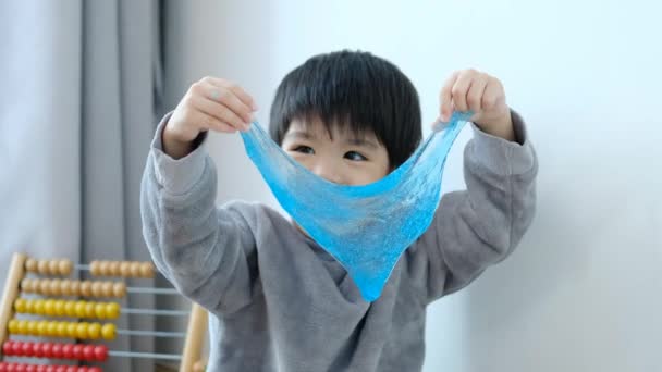 Азиатский Мальчик Веселится Играя Слэм Полу Учится Пределами Класса — стоковое видео