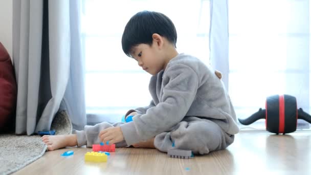 Asiatisk Pojke Som Leker Slam Golvet Lära Sig Utanför Klassrummet — Stockvideo