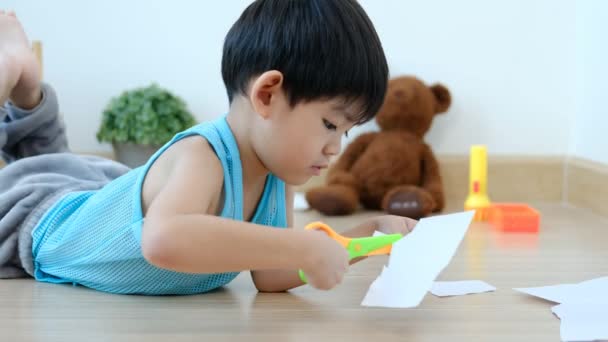 Asian Boy Using Scissors Cut Paper Lines Learning Classroom — Stock Video