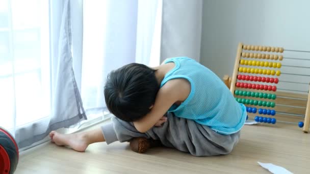 Smutny Azjata Chłopiec Siedzi Głową Dół Patrzy Przez Drzwi Jego — Wideo stockowe