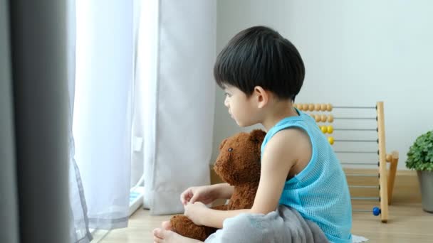 Smutný Asijský Chlapec Sedí Skloněnou Hlavou Dívá Dveří Svou Oblíbenou — Stock video