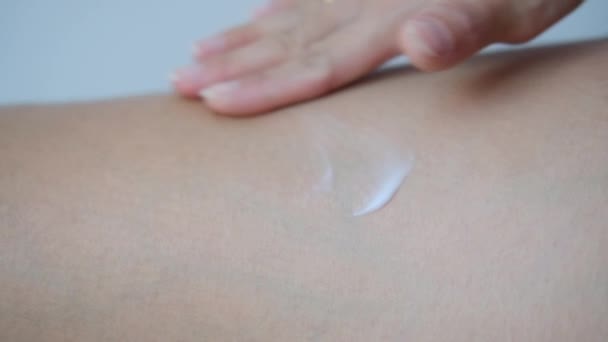 Frauenschenkel Zeitlupe Mit Hautcreme Wartet Auf Hautpflege Einreiben — Stockvideo