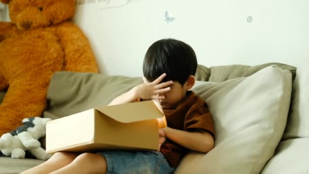 Asiatischer Junge Öffnet Freudig Geschenkbox Auflösung — Stockvideo