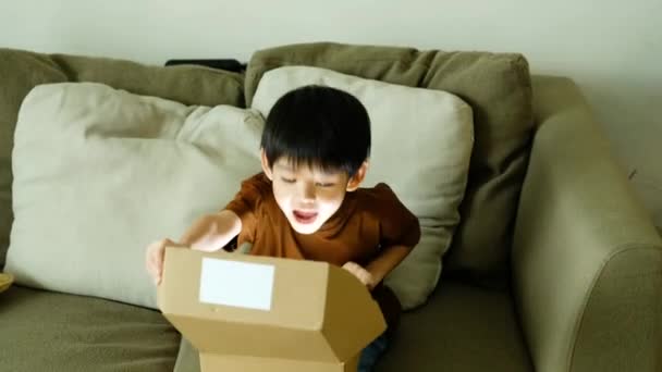 Asiatisk Pojke Öppnar Gärna Presentförpackning Upplösning — Stockvideo