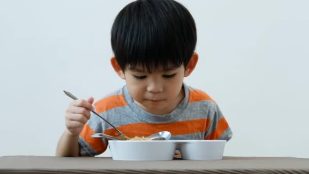 Asiático Chico Comiendo Fideos Mesa — Vídeo de stock