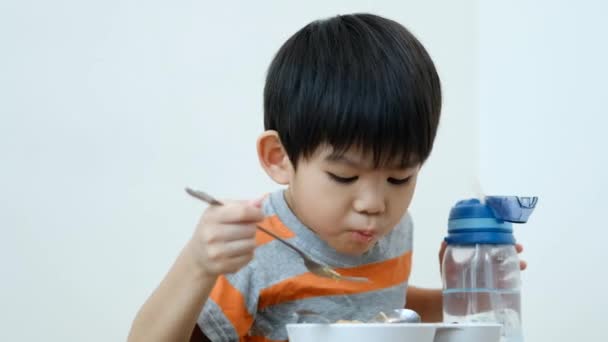 Asiatique Garçon Manger Des Nouilles Sur Table — Video