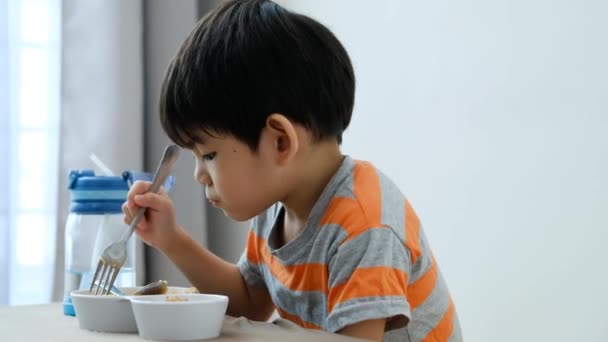 Asiatisk Pojke Äta Nudlar Bordet — Stockvideo
