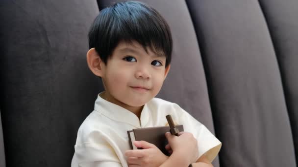 Mały Azjatycki Chłopiec Modli Się Trzymając Krzyż Religijną Książkę Koncepcja — Wideo stockowe