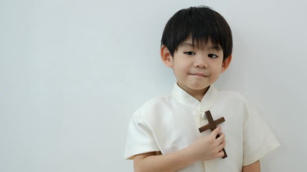 Menino Asiático Rezando Com Segurando Cruz Conceito Cristão — Vídeo de Stock