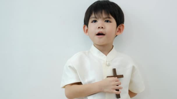 Liten Asiatisk Pojke Ber Med Att Hålla Korset Kristen Koncept — Stockvideo