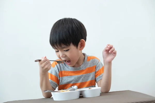 Asiático Chico Comiendo Fideos Mesa — Foto de Stock