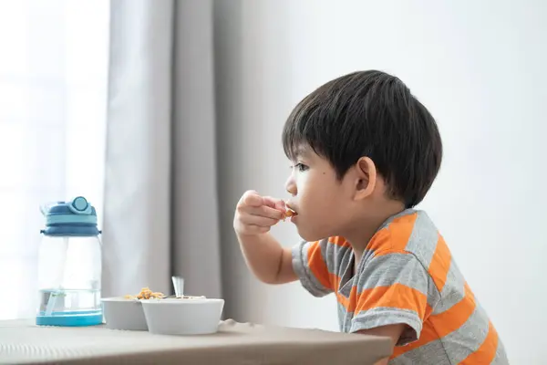 Anak Asia Makan Mie Atas Meja — Stok Foto
