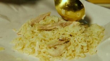 Tayland 'da kağıt ambalajlı tavuk pilavı