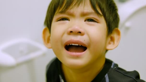 Крупный План Маленького Мальчика Плачущего Сидя Унитазе — стоковое видео