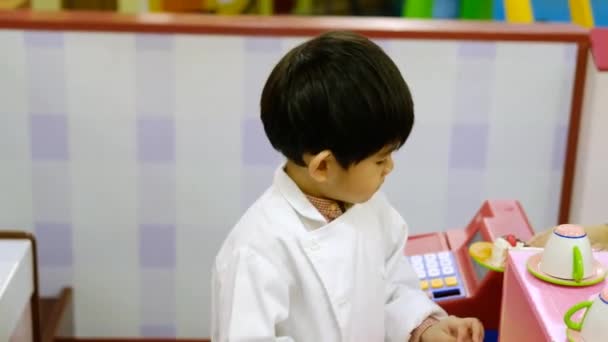 Kleine Aziatische Jongen Spelen Chef Kok Serveert Voedsel — Stockvideo