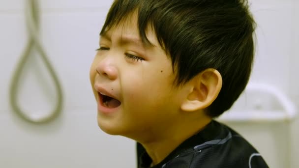 Nahaufnahme Eines Kleinen Jungen Der Weint Während Auf Der Toilette — Stockvideo