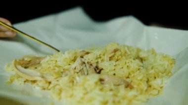 Tayland 'da kağıt ambalajlı tavuk pilavı.