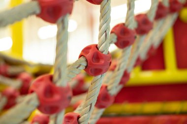 Bir oyun parkındaki tırmanma ağına yakın çekim.