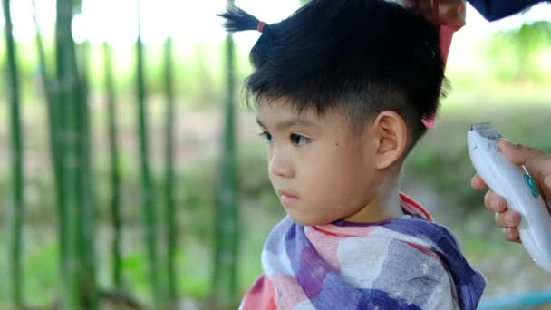 Barber Egy Ázsiai Fiú Haját Vágja Egy Fákkal Teli Nyílt — Stock videók