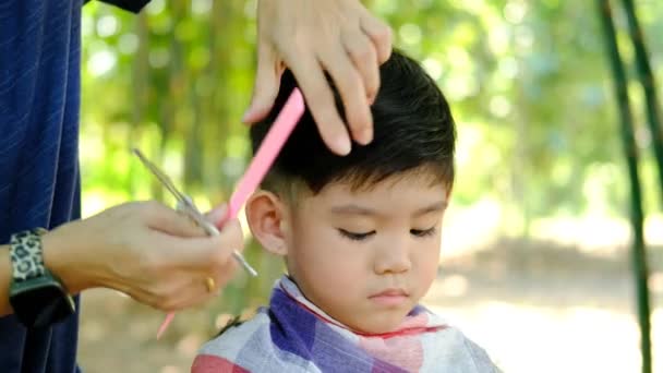 Friseur Schneidet Haare Eines Asiatischen Jungen Einem Offenen Raum Voller — Stockvideo