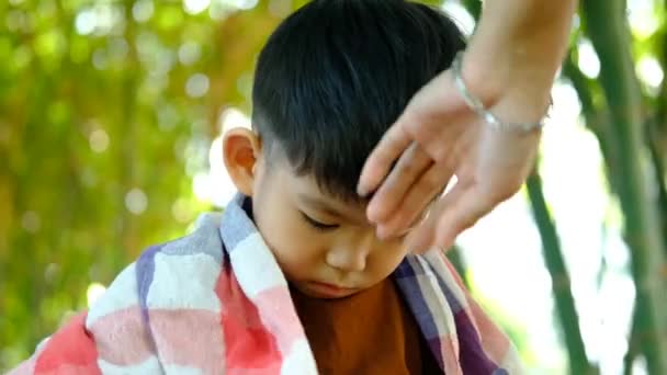 Friseur Schneidet Haare Eines Asiatischen Jungen Einem Offenen Raum Voller — Stockvideo