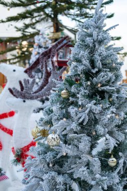 Topları bulanık arkaplanda noel ağacına yakın tut. Yeni yıl konsepti.