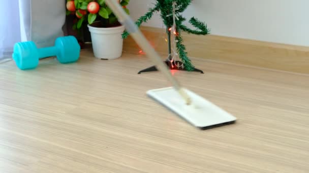 Uma Esfregona Que Está Limpando Chão Madeira Artificial — Vídeo de Stock