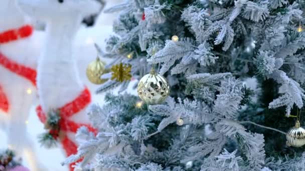 Primer Plano Bolas Árbol Navidad Sobre Fondo Borroso Concepto Año — Vídeo de stock