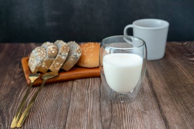 Kahvaltı, dilimlenmiş ekmek ve süt.