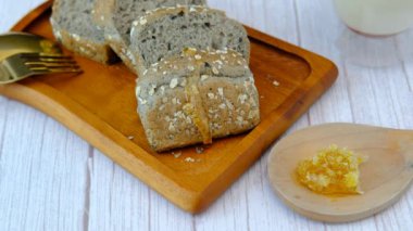  Kahvaltı seti. Bir adamın eli ekmeğe süt döküyor..