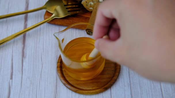 Αρσενικό Χέρι Ρίχνει Μέλι Ψωμί Για Πρωινό — Αρχείο Βίντεο