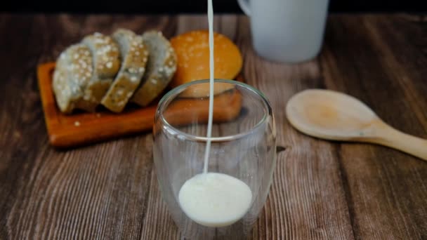Śniadanie Zestaw Mężczyzna Ręce Wylewanie Mleka Szklanki Kromki Chleba — Wideo stockowe