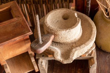 Geleneksel Asya mutfaklarında kullanılan eski bir el yapımı un değirmeni..